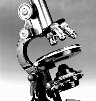Old Light Microscope. Wikimedia Commons