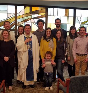 The Nashville community with Bishop Mark Spalding. Courtesy of Meghan Isaacs.  