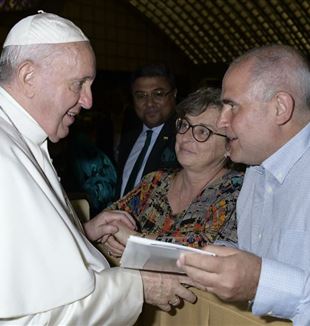Alejandro and Stella Maris with the Pope
