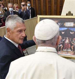 Sergio Daniotti showing the Pope Bernardino Luini's 'Christ Crowned with Thorns'